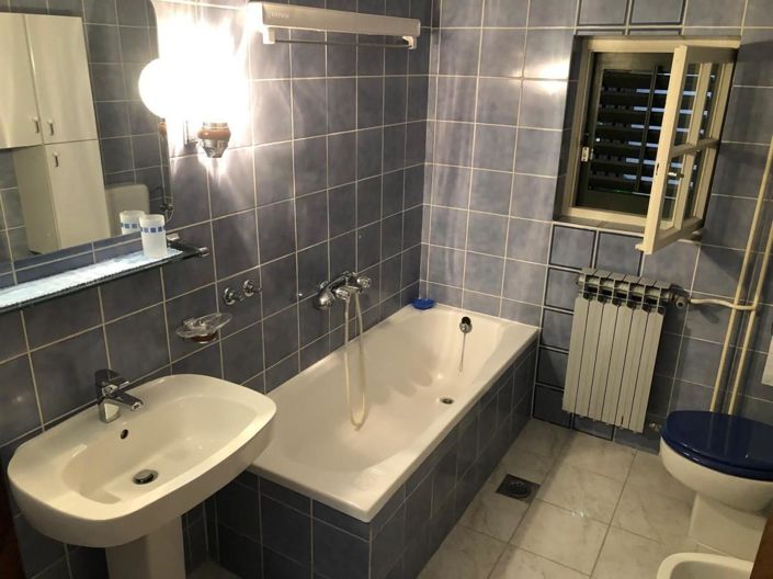 Image No.9-7 Bed Property for sale