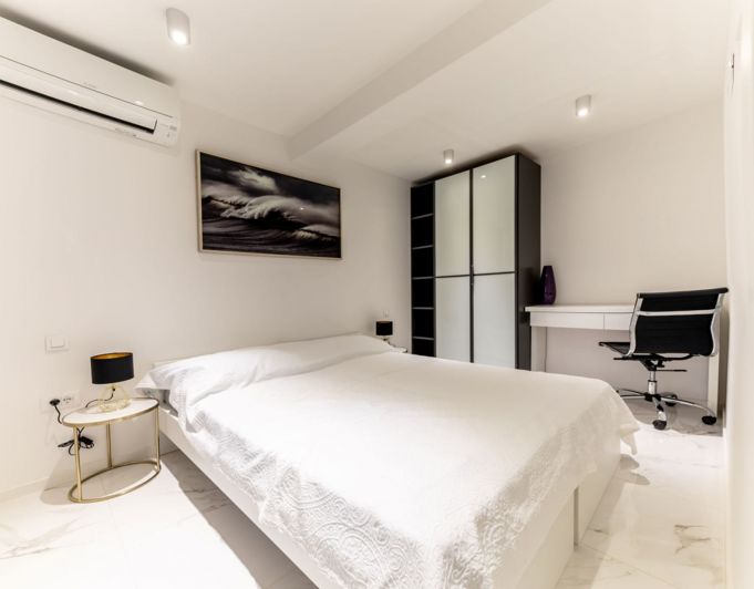 Image No.11-6 Bed Property for sale