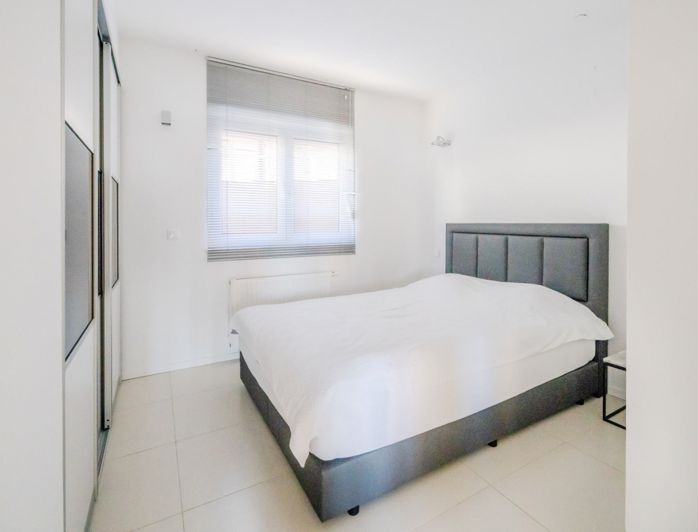 Image No.15-6 Bed Property for sale