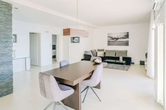 Image No.6-6 Bed Property for sale