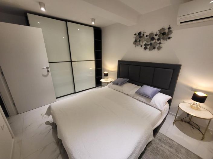 Image No.9-6 Bed Property for sale