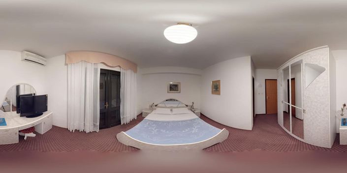 Image No.17-19 Bed Property for sale