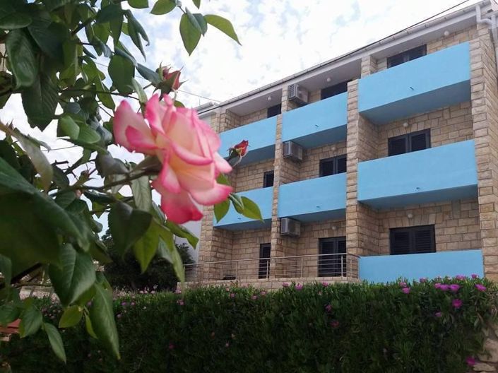 Image No.2-19 Bed Property for sale