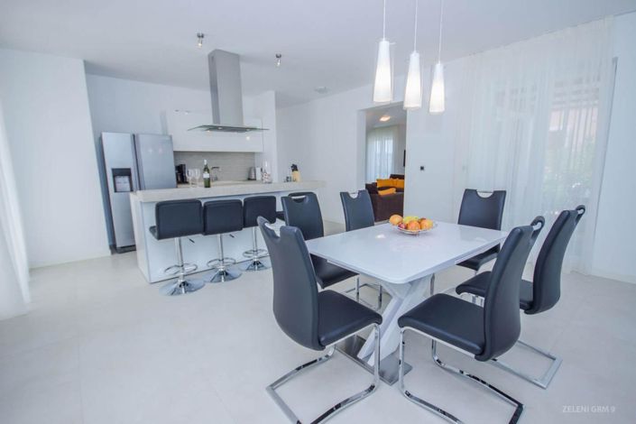 Image No.17-3 Bed Property for sale