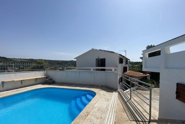 Image No.11-7 Bed Property for sale