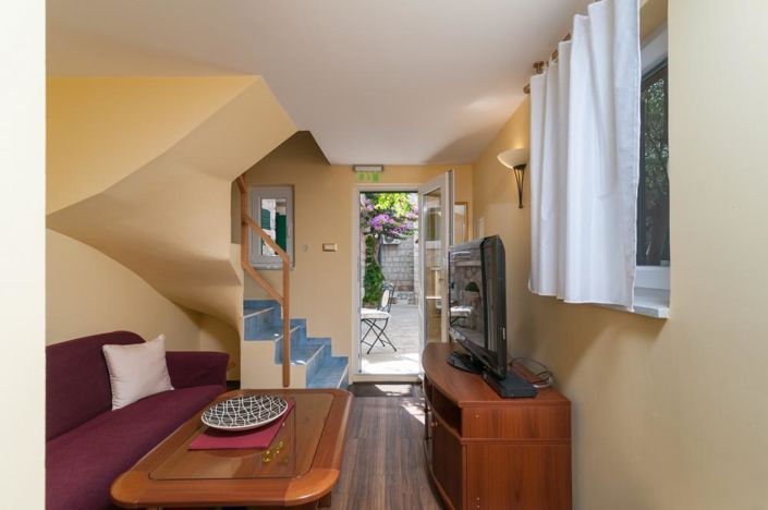 Image No.12-7 Bed Property for sale