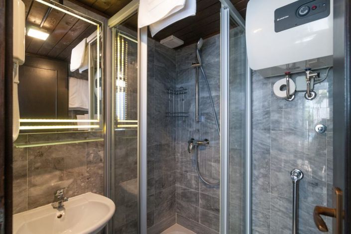 Image No.14-7 Bed Property for sale