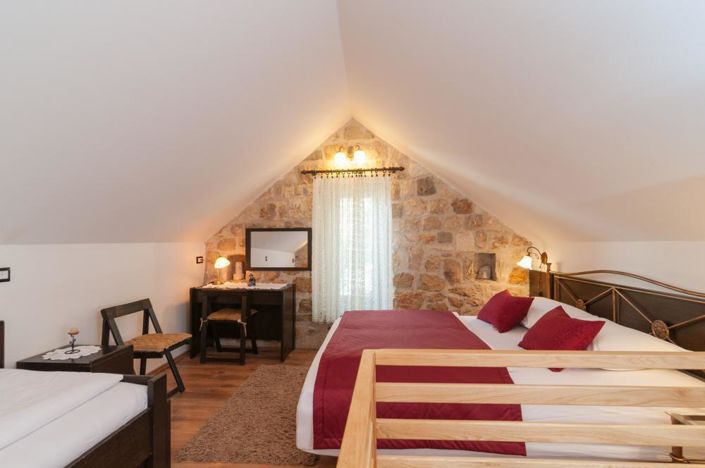 Image No.16-7 Bed Property for sale