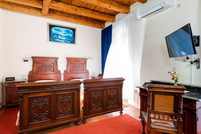 Image No.11-7 Bed Property for sale