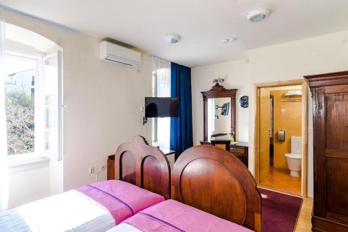 Image No.16-7 Bed Property for sale