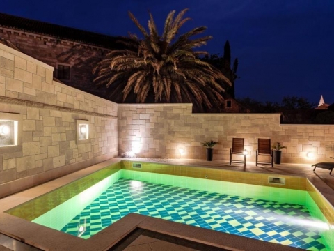 Image No.21-7 Bed Property for sale