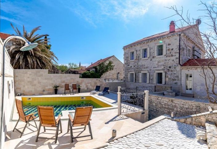 Image No.4-7 Bed Property for sale