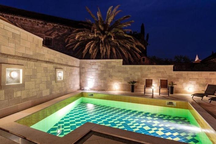 Image No.5-7 Bed Property for sale