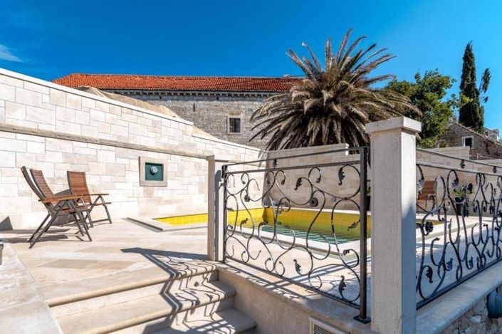 Image No.7-7 Bed Property for sale