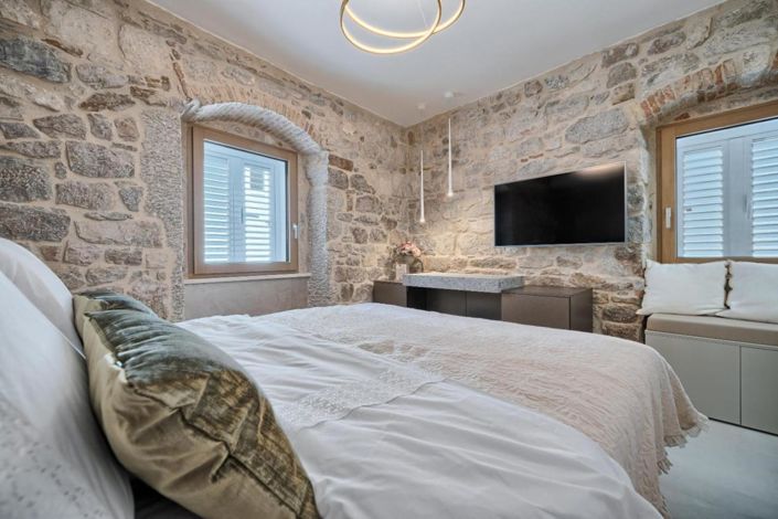 Image No.8-4 Bed Property for sale