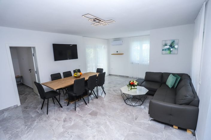 Image No.10-4 Bed Property for sale