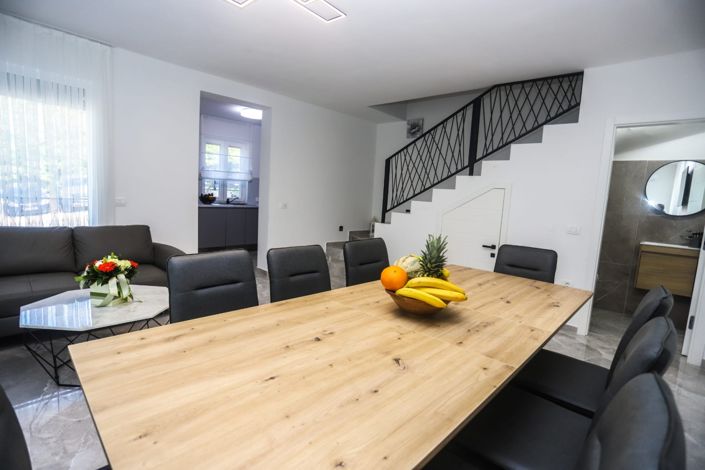 Image No.12-4 Bed Property for sale