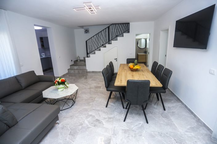 Image No.8-4 Bed Property for sale