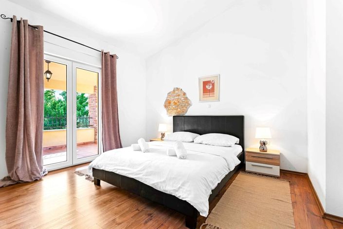 Image No.16-4 Bed Property for sale