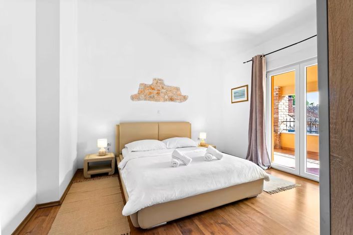 Image No.17-4 Bed Property for sale