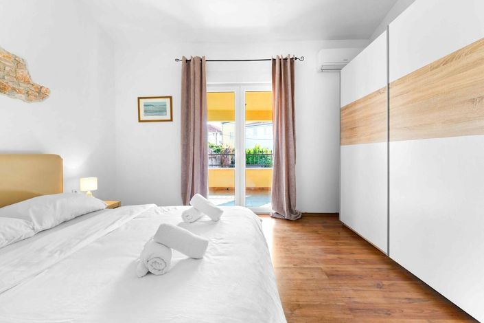 Image No.20-4 Bed Property for sale