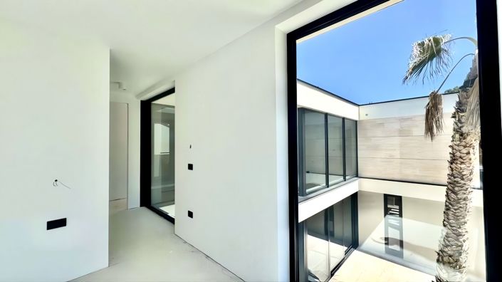 Image No.13-5 Bed Property for sale