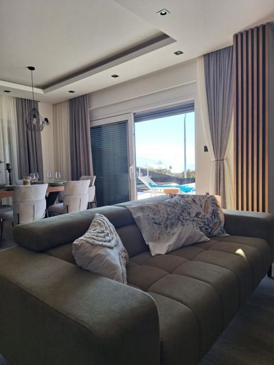 Image No.12-5 Bed Property for sale