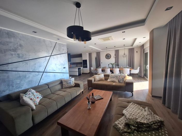 Image No.6-5 Bed Property for sale