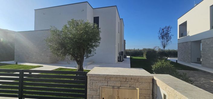 Image No.10-4 Bed Property for sale