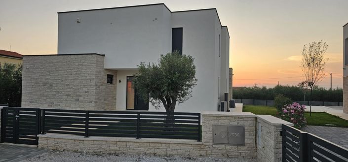 Image No.12-4 Bed Property for sale