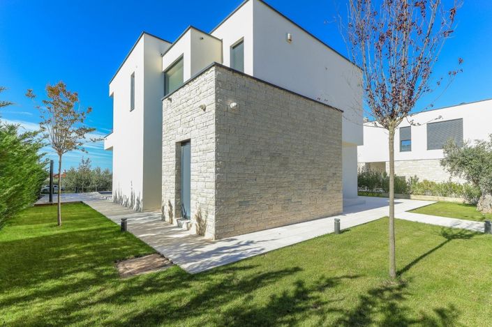 Image No.4-4 Bed Property for sale