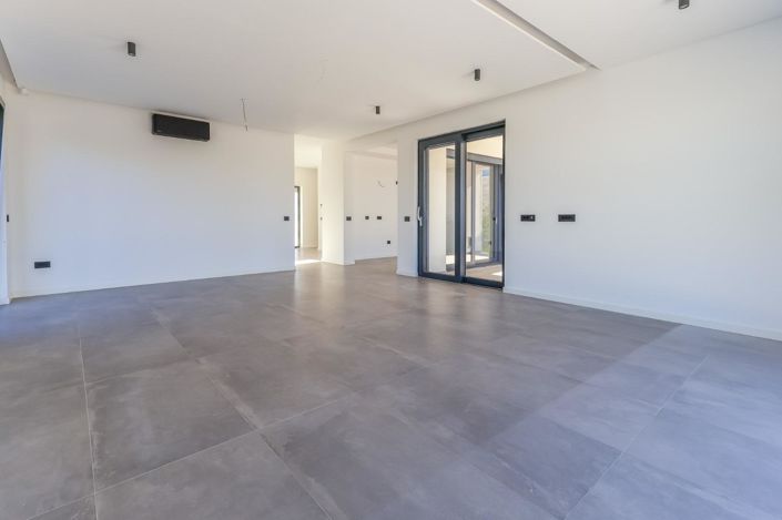 Image No.22-4 Bed Property for sale