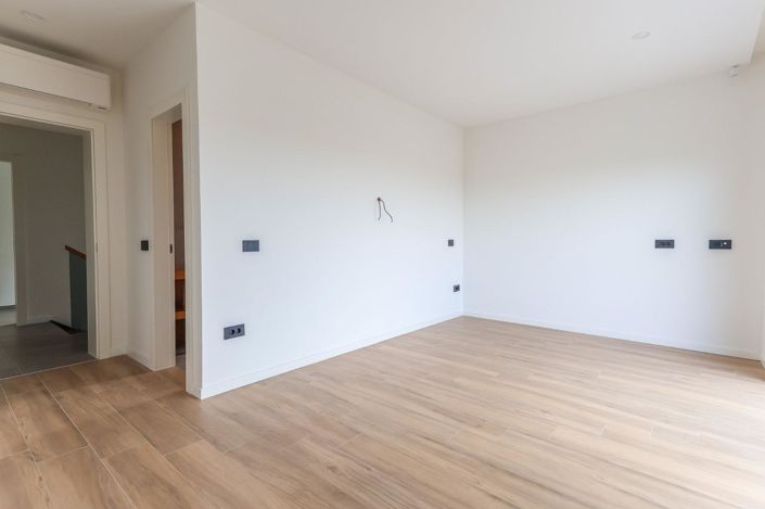 Image No.24-4 Bed Property for sale