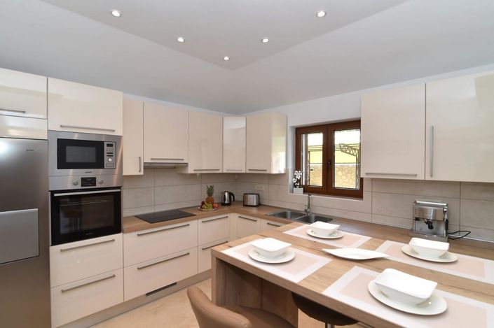 Image No.11-4 Bed Property for sale