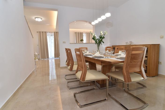 Image No.12-4 Bed Property for sale