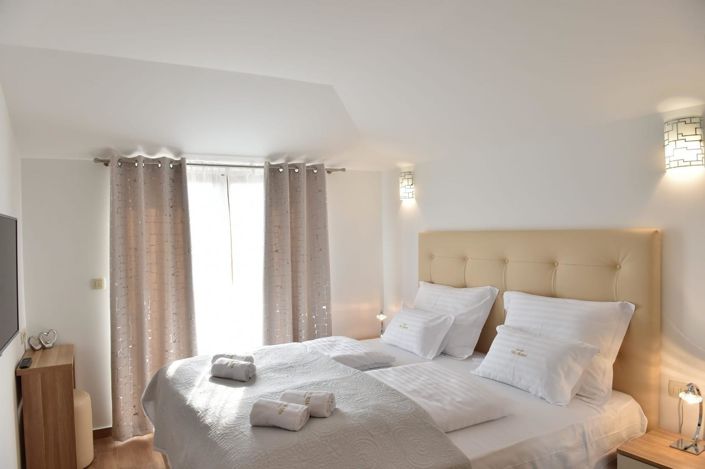 Image No.20-4 Bed Property for sale