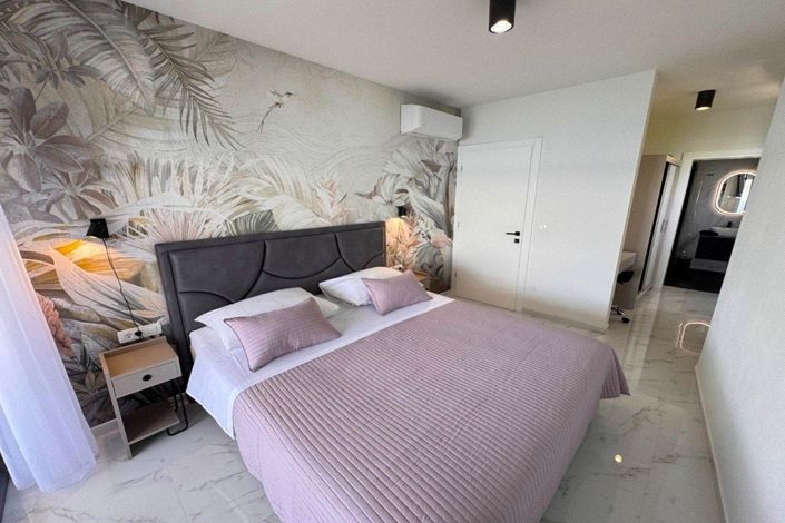 Image No.17-4 Bed Property for sale