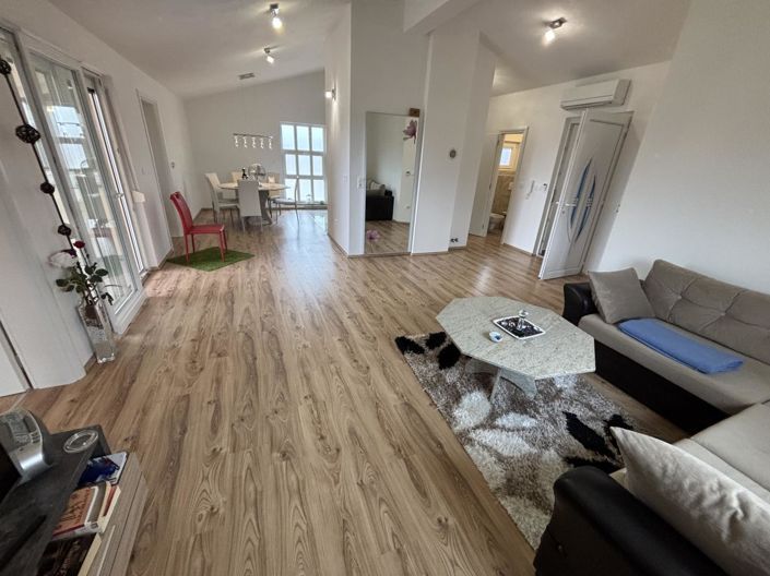 Image No.10-7 Bed Property for sale