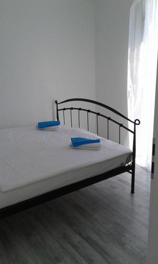 Image No.10-2 Bed Property for sale