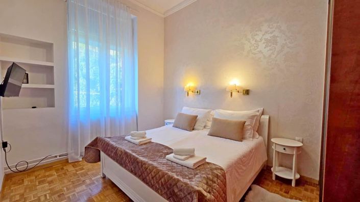 Image No.12-3 Bed Property for sale