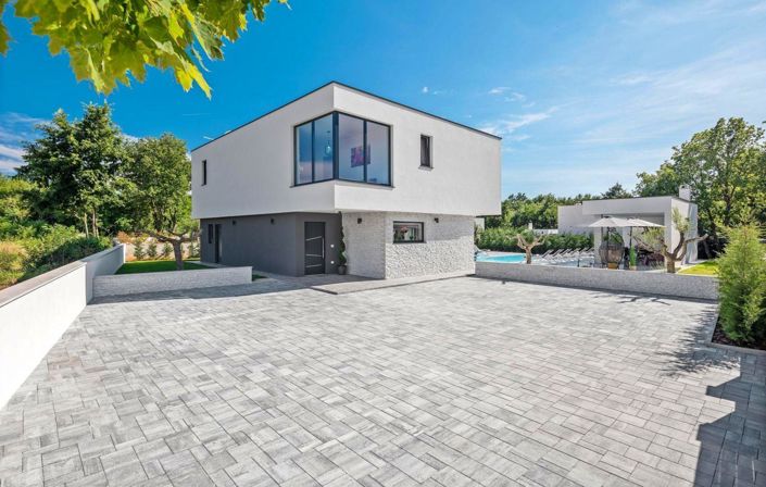 Image No.10-5 Bed Property for sale