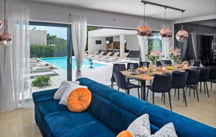 Image No.20-5 Bed Property for sale