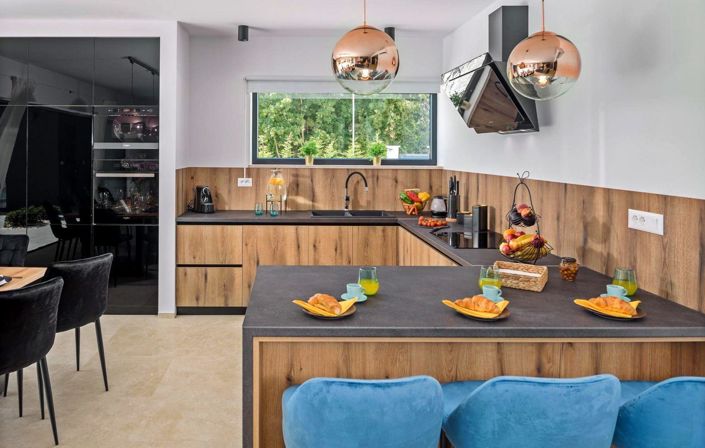 Image No.24-5 Bed Property for sale