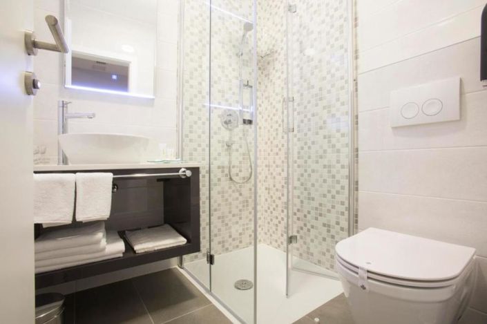 Image No.22-19 Bed Property for sale