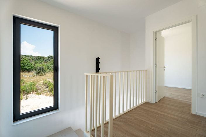 Image No.10-3 Bed Property for sale