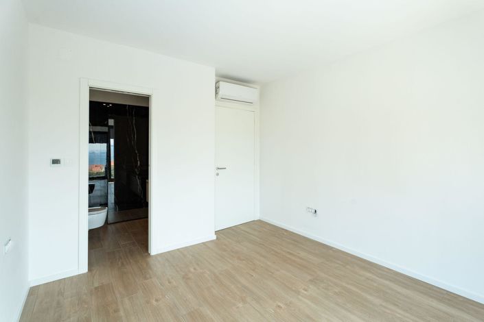 Image No.11-3 Bed Property for sale