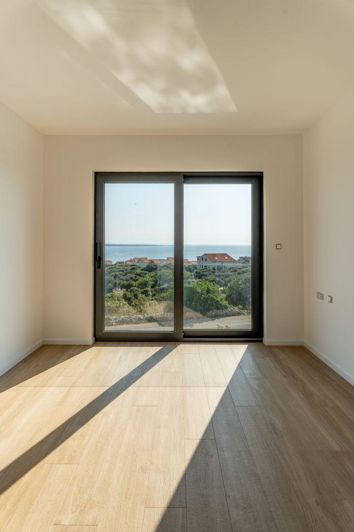 Image No.12-3 Bed Property for sale