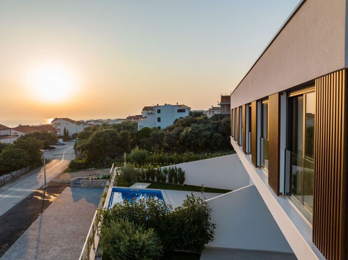 Image No.17-3 Bed Property for sale