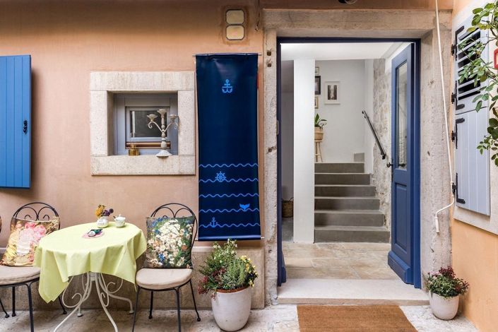 Image No.2-6 Bed Property for sale