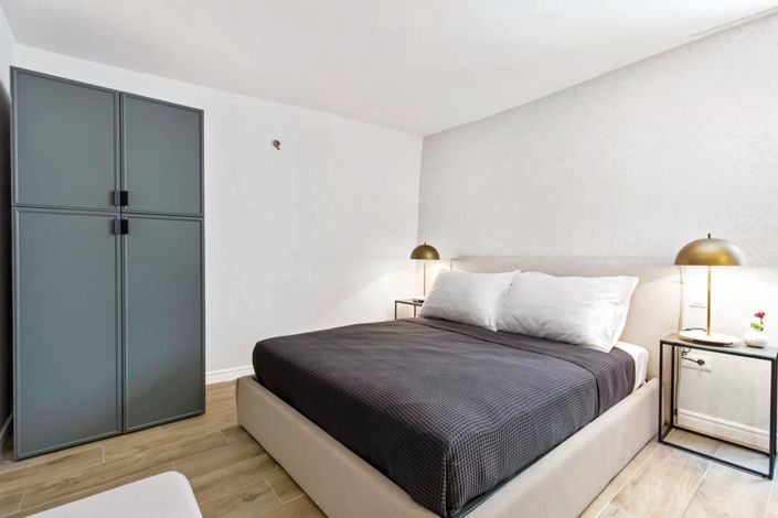 Image No.20-6 Bed Property for sale